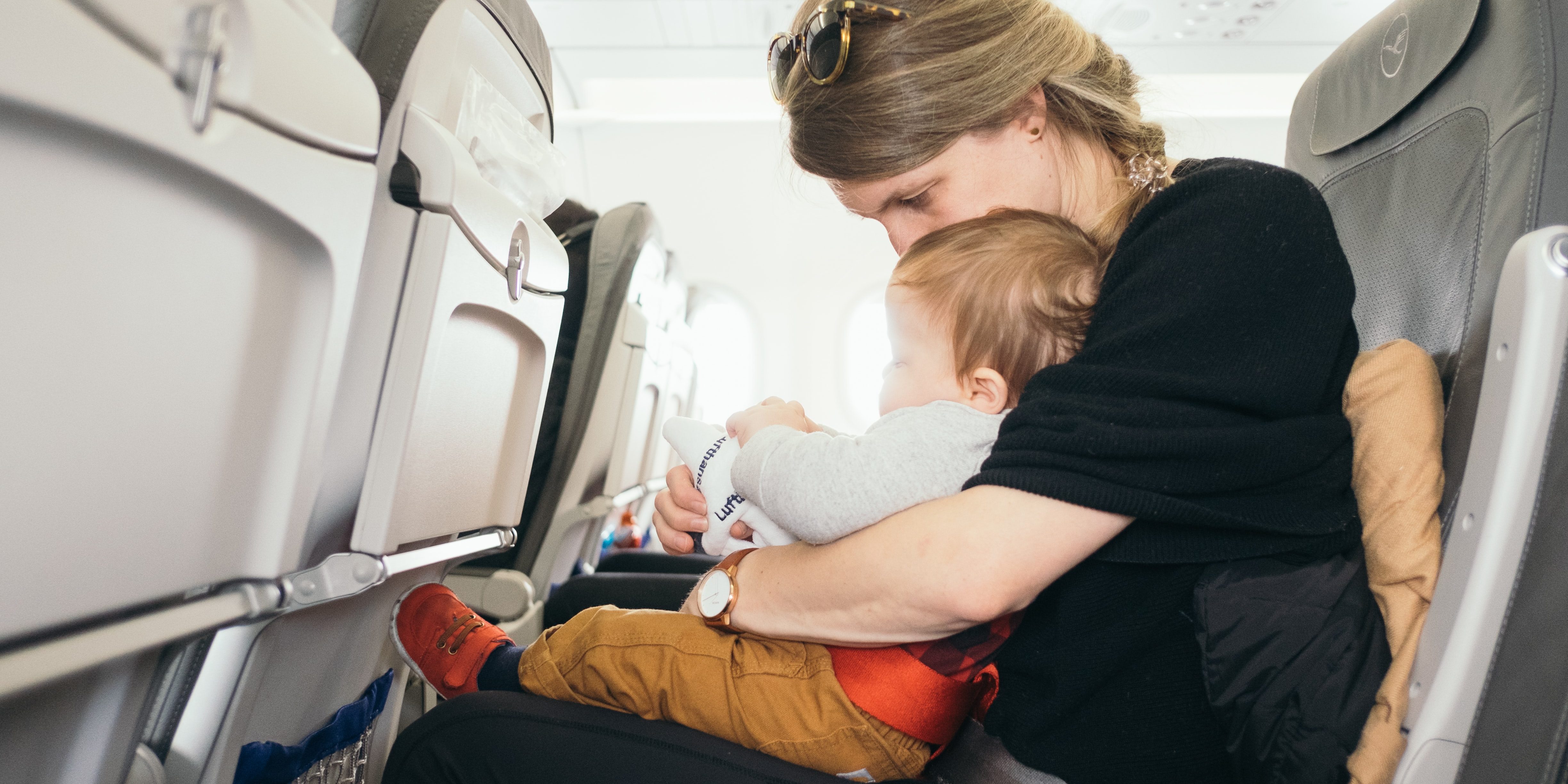 10 astuces pour voyager en avion avec des enfants - Un bébé, ça